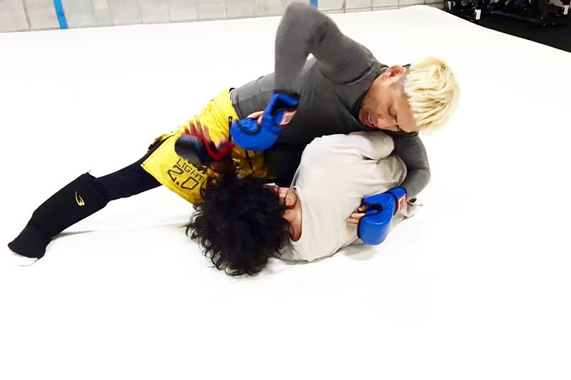 MMA 総合格闘技 RIZINの朝倉未来選手や平本蓮選手、UFCの朝倉海選手が活躍しているスポーツです。始めるには敷居の高いスポーツですが、ハラカラ道場では初心者の方も気軽にMMA=総合格闘技が楽しめます。最高年齢52歳の方も毎週楽しんでおられます。パーソナルトレーニングや初心者クラスがあります!