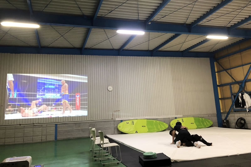 グラップリング MMA=総合格闘技から打撃を抜いたスポーツがグラップリング(寝技)です。柔術着を着ないでやる柔術としてノーギとも呼ばれます。パーソナルトレーニングや初心者クラスがあります!