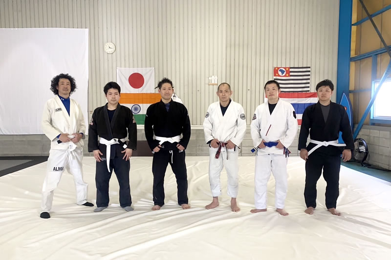 柔術 岡田准一さんや木村拓哉さん、川口春奈さんも楽しんでいる柔術は、柔術着を着てやる寝技のスポーツです。柔道との違いは、柔道は投げ技や押さえ込みで勝敗が決まりますが柔術は関節技やポジショニングで勝敗が決まります。パーソナルトレーニングや初心者クラスがあります!