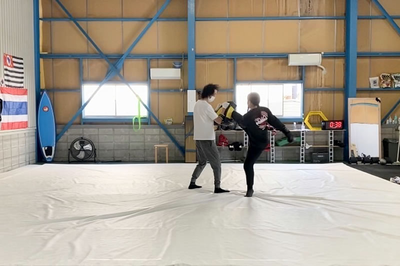 キックボクシング 広瀬すずも楽しんでいる、K-1に代表されるキックとパンチで構成されるスポーツです。ストレス発散はもちろん、筋トレと組み合わせると脂肪燃焼効果が高まり、ダイエット効果も期待できます。パーソナルトレーニングや初心者クラスがあります!