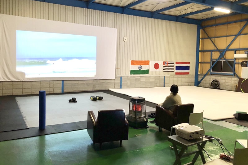 マットスペース(7m×7m + 5m×7m)やトレーニングスペースをレンタルしております。お気軽にダンスや体操、マット運動や格闘技、各種トレーニングなどにご利用ください。プロジェクターもあるので上映会などにもご利用いただけます。