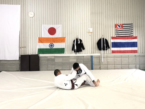 柔術 岡田准一さんや木村拓哉さん、川口春奈さんも楽しんでいる柔術は、柔術着を着てやる寝技のスポーツです。柔道との違いは、柔道は投げ技や押さえ込みで勝敗が決まりますが柔術は関節技やポジショニングで勝敗が決まります。パーソナルトレーニングや初心者クラスがあります!