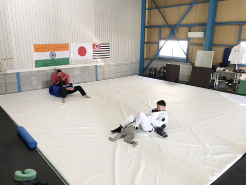 柔術 岡田准一さんや木村拓哉さん、川口春奈さんも楽しんでいる柔術は、柔術着を着てやる寝技のスポーツです。柔道との違いは、柔道は投げ技や押さえ込みで勝敗が決まりますが柔術は関節技やポジショニングで勝敗が決まります。パーソナルトレーニングや初心者クラスがあります!