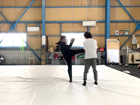 広瀬すずも楽しんでいる、K-1に代表されるキックとパンチで構成されるスポーツです。ストレス発散はもちろん、筋トレと組み合わせると脂肪燃焼効果が高まり、ダイエット効果も期待できます。パーソナルトレーニングや初心者クラスがあります!